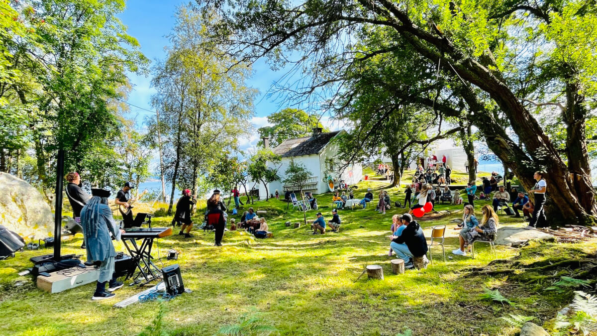 Festivalstemning under open dag på fyrøya